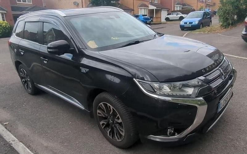 Used 2016 Mitsubishi Outlander P-HEV Estate | £11,288 (A bit pricey) - Image 1/4
