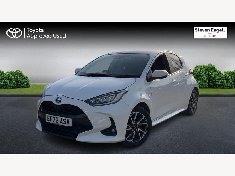 Used Toyota Yaris Hybrid Design 116 HP (85 kW) 2022 White Hatchback