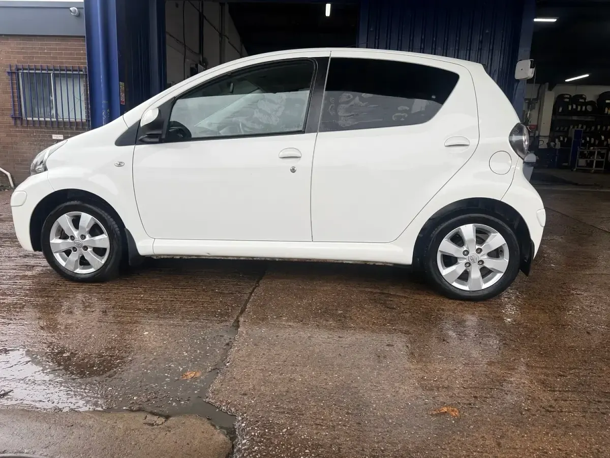 Used Toyota Aygo 2011 White Hatchback