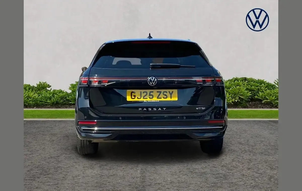 Used VW Passat Elegance 147 HP (108 kW) 2025 Black Estate
