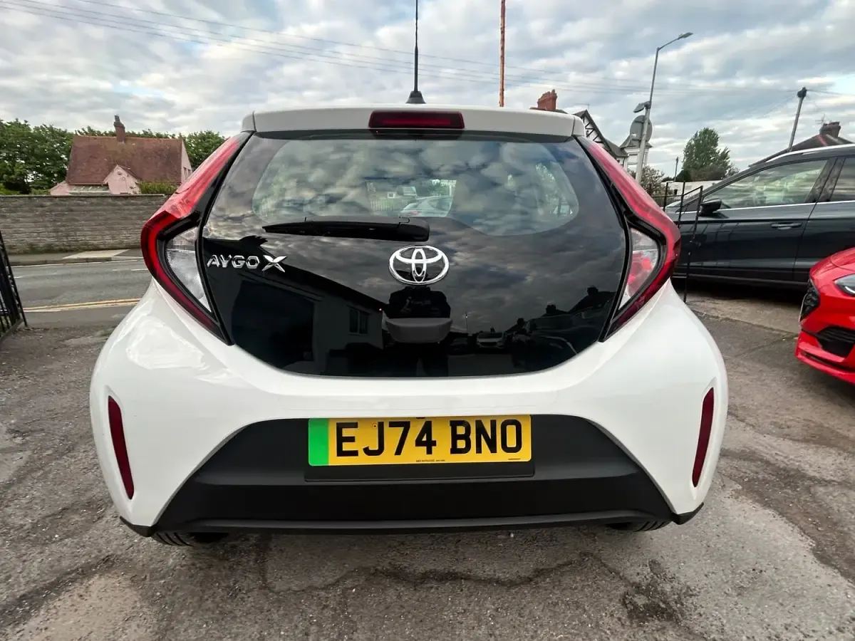 Used Toyota Aygo X PURE 72 HP (52 kW) 2024 White SUV