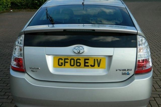 Used Toyota Prius 76 HP (55 kW) 2006 Silver Hatchback