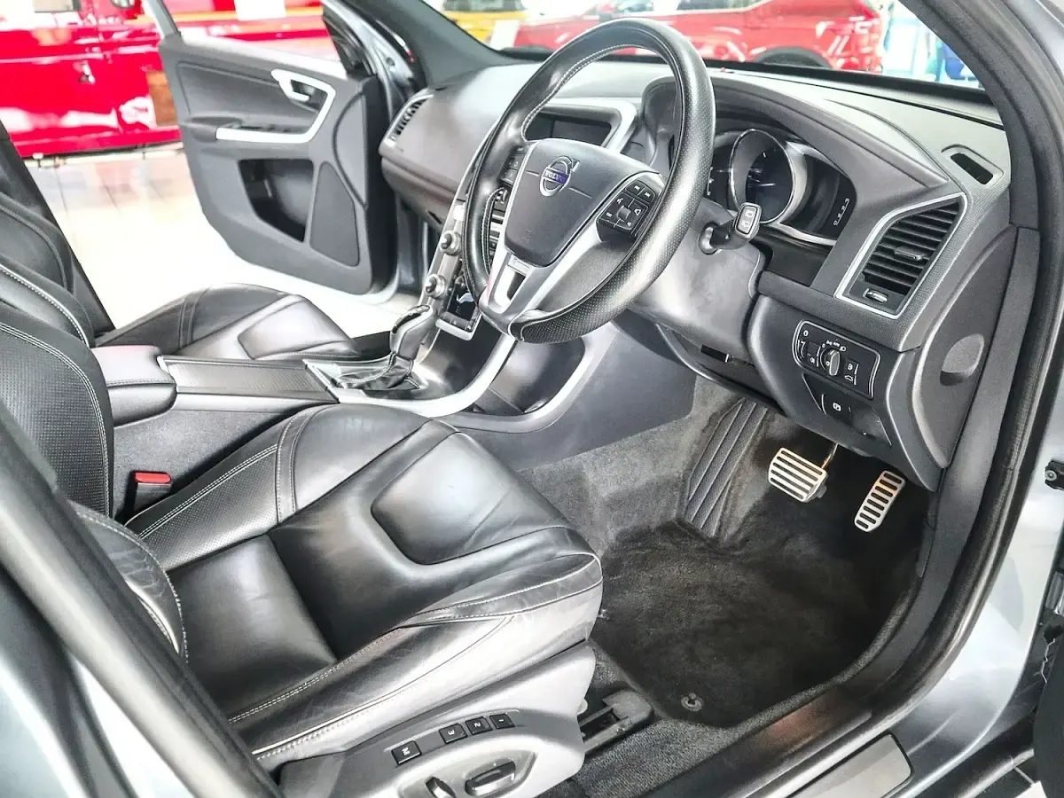 Used Volvo XC60 R-Design 220 HP (161 kW) 2017 Osmium grey SUV