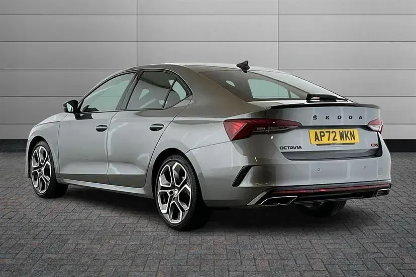 Usado Skoda Octavia vRS 200 HP (147 kW) 2023 Cinzento Citadino