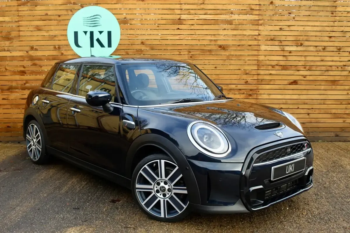 Begagnad Mini Cooper S Exclusive 2022 Svart Halvkombi