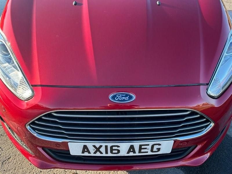 Used Ford Fiesta Titanium 100 HP (73 kW) 2016 Red Hatchback