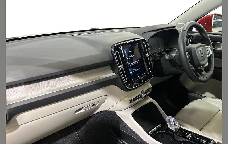 Usado Volvo XC40 Inscription 197 CV (144 kW) 2020 Rojo SUV