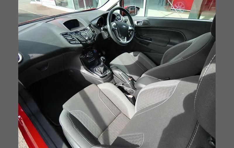 Used Ford Fiesta Zetec 123 HP (90 kW) 2017 Red Hatchback