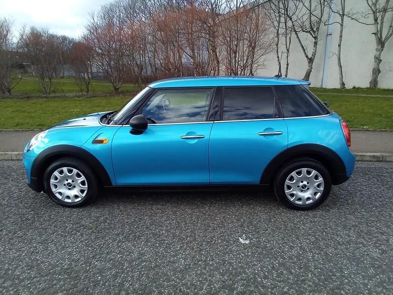 Begagnad Mini ONE Hatch 2018 Blå Halvkombi