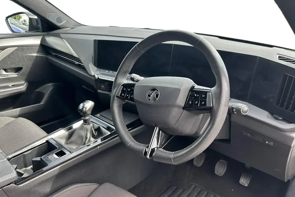 Used Vauxhall Astra S 130 HP (95 kW) 2024 White Estate