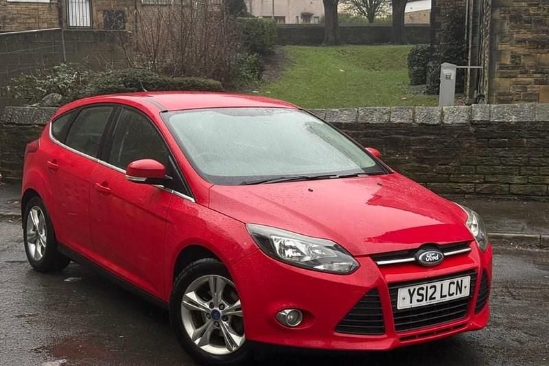 Used Ford Focus Zetec 125 HP (91 kW) 2012 Red Hatchback