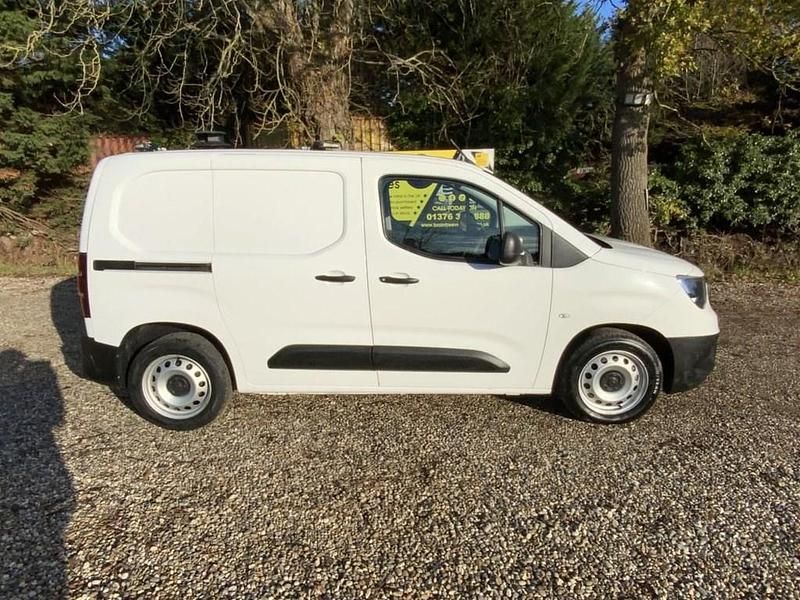 Second-hand Vauxhall Combo Edition 100 CP (73 kW) 2019 Alb Van