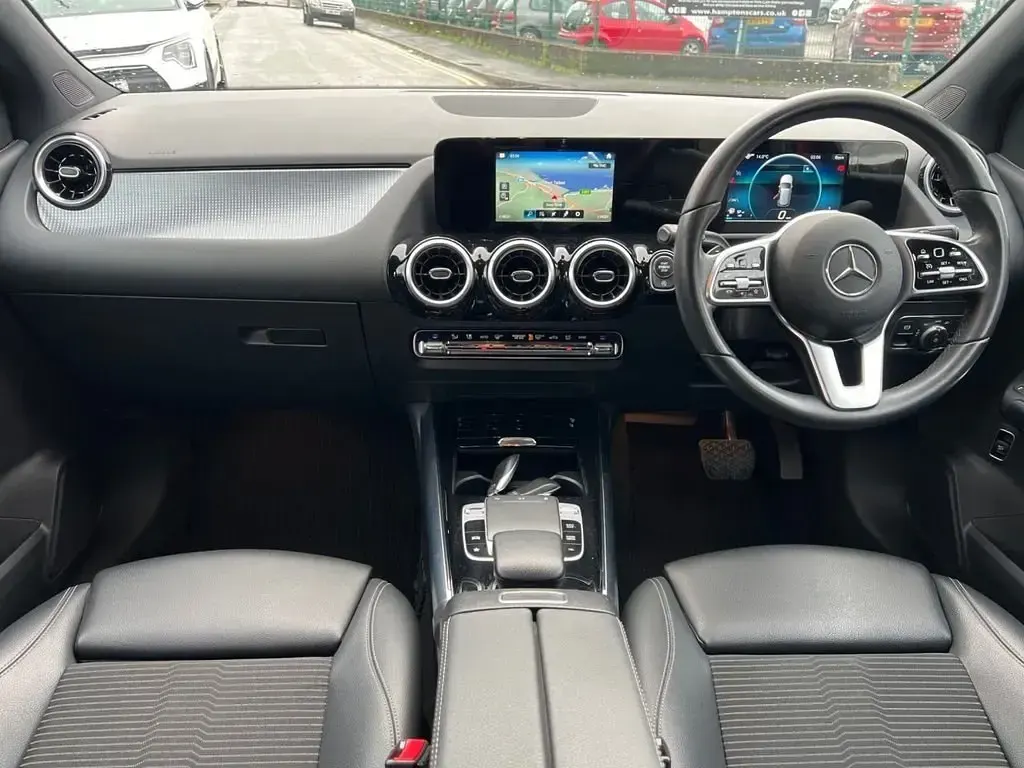 Begagnad Mercedes B200 163 HK (119 kW) 2020 Röd Minibuss