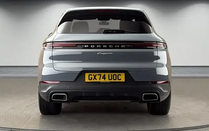Begagnad Porsche Cayenne 470 HK (345 kW) 2024 Grå SUV