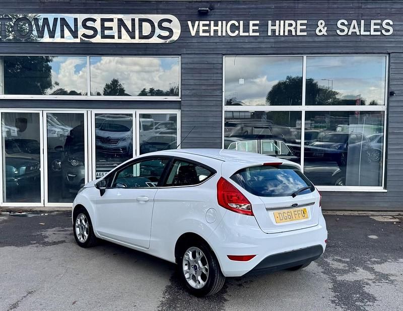 Used Ford Fiesta Zetec 82 HP (60 kW) 2011 White Hatchback