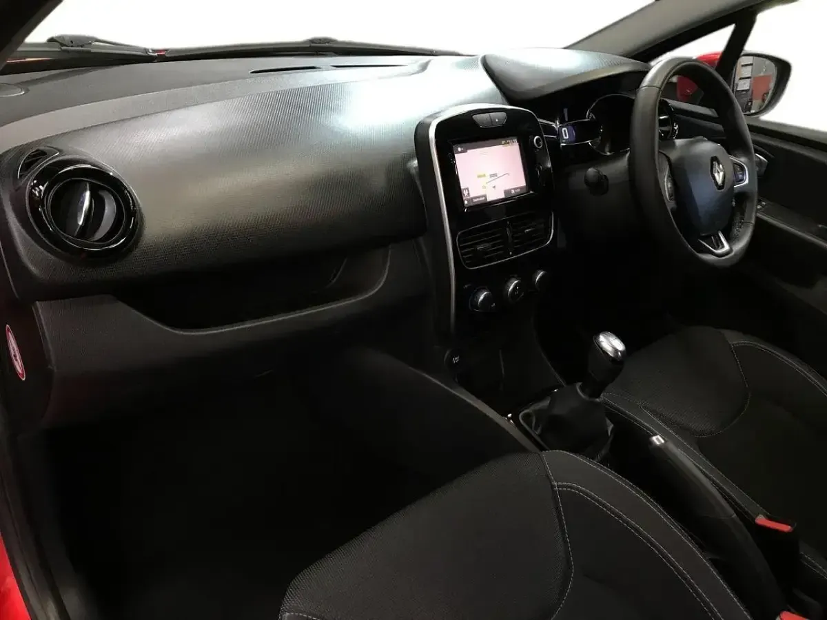 Used Renault Clio Dynamique 75 HP (55 kW) 2018 Red Hatchback