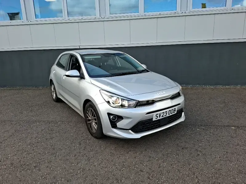 Begagnad Kia Rio 83 HK (61 kW) 2023 Silver Halvkombi