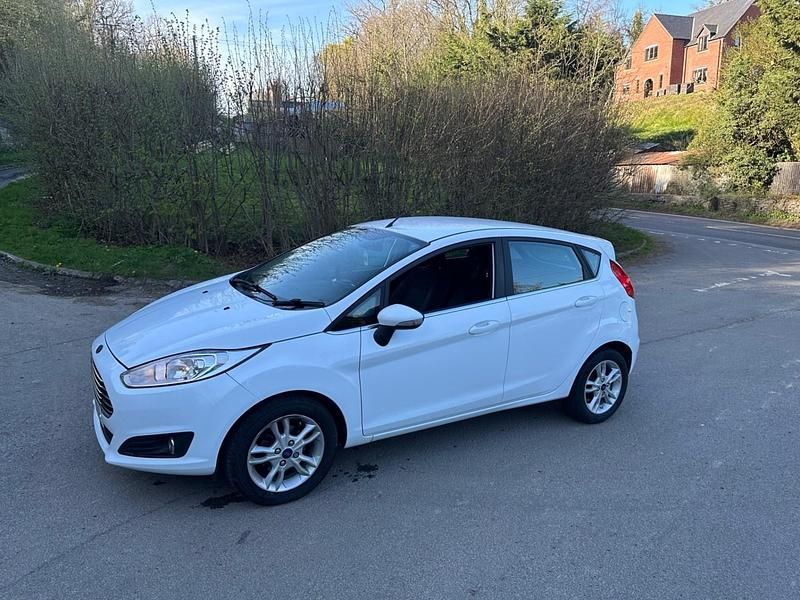 Used Ford Fiesta Zetec 75 HP (55 kW) 2015 White Hatchback