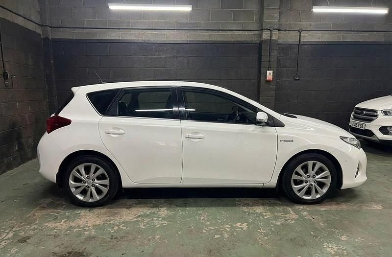 Used Toyota Auris Hybrid 136 HP (100 kW) 2015 White Hatchback