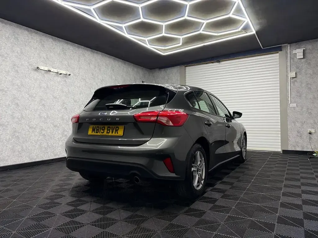 Usado Ford Focus Zetec 2019 Cinzento Citadino
