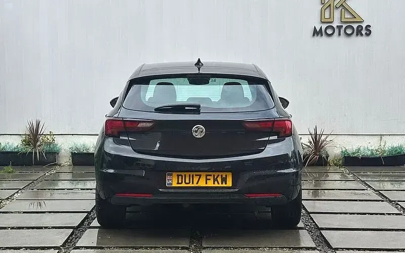 Used Vauxhall Astra SRi 150 HP (110 kW) 2017 Black Hatchback