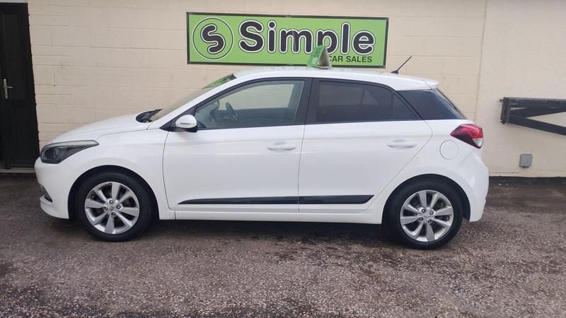 Used Hyundai i20 Premium 84 HP (61 kW) 2015 White Hatchback
