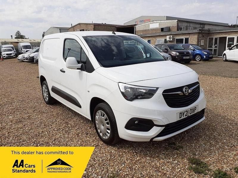 White Used 2021 Vauxhall Combo Sportive MPV | £8,295 (Good price) - Image 1/4