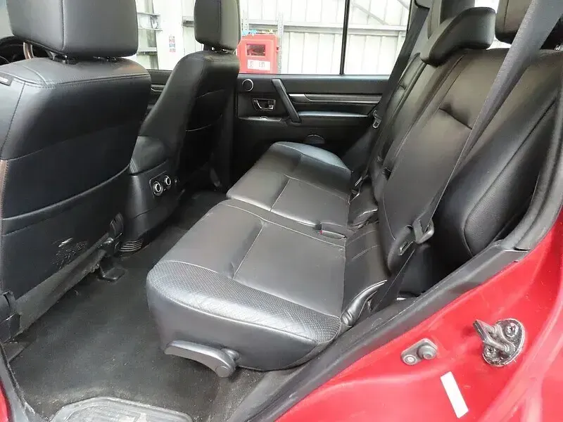 Used Mitsubishi Shogun Elegance 197 HP (144 kW) 2010 Red SUV