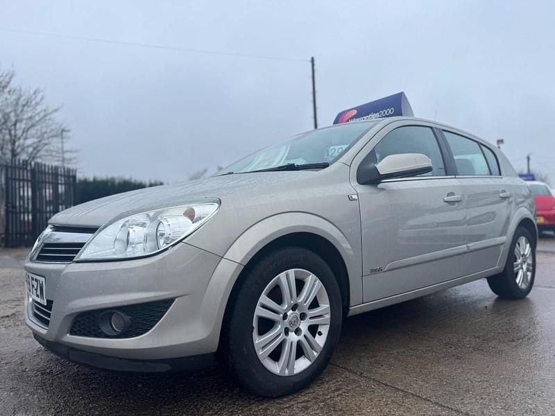 Used Vauxhall Astra Design Edition 138 HP (101 kW) 2009 Silver Hatchback