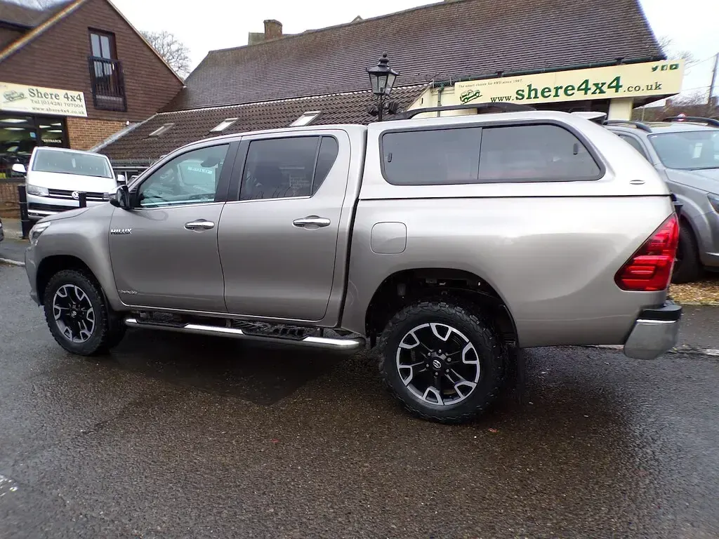 Używany Toyota HiLux 150 KM (110 kW) 2020 Brązowy Pickup