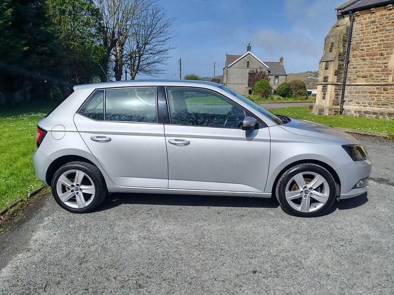 Usado Skoda Fabia SE L 90 HP (66 kW) 2015 Prateado Citadino
