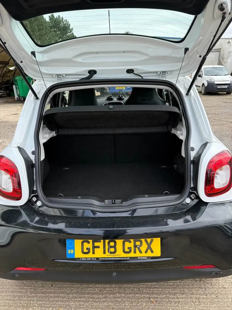 Used Smart ForFour Premium 71 HP (52 kW) 2018 White Hatchback