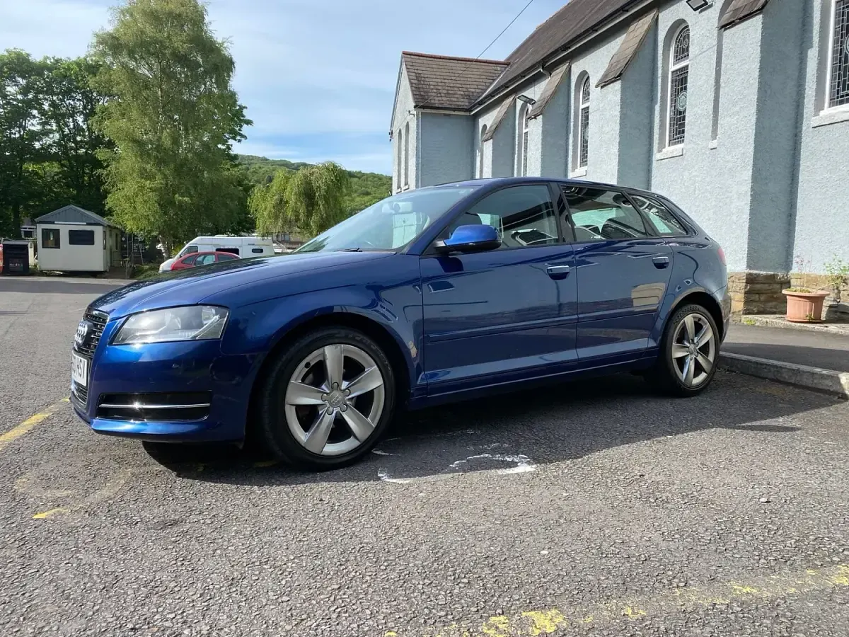 Begagnad Audi A3 Design 102 HK (75 kW) 2010 Blå Halvkombi