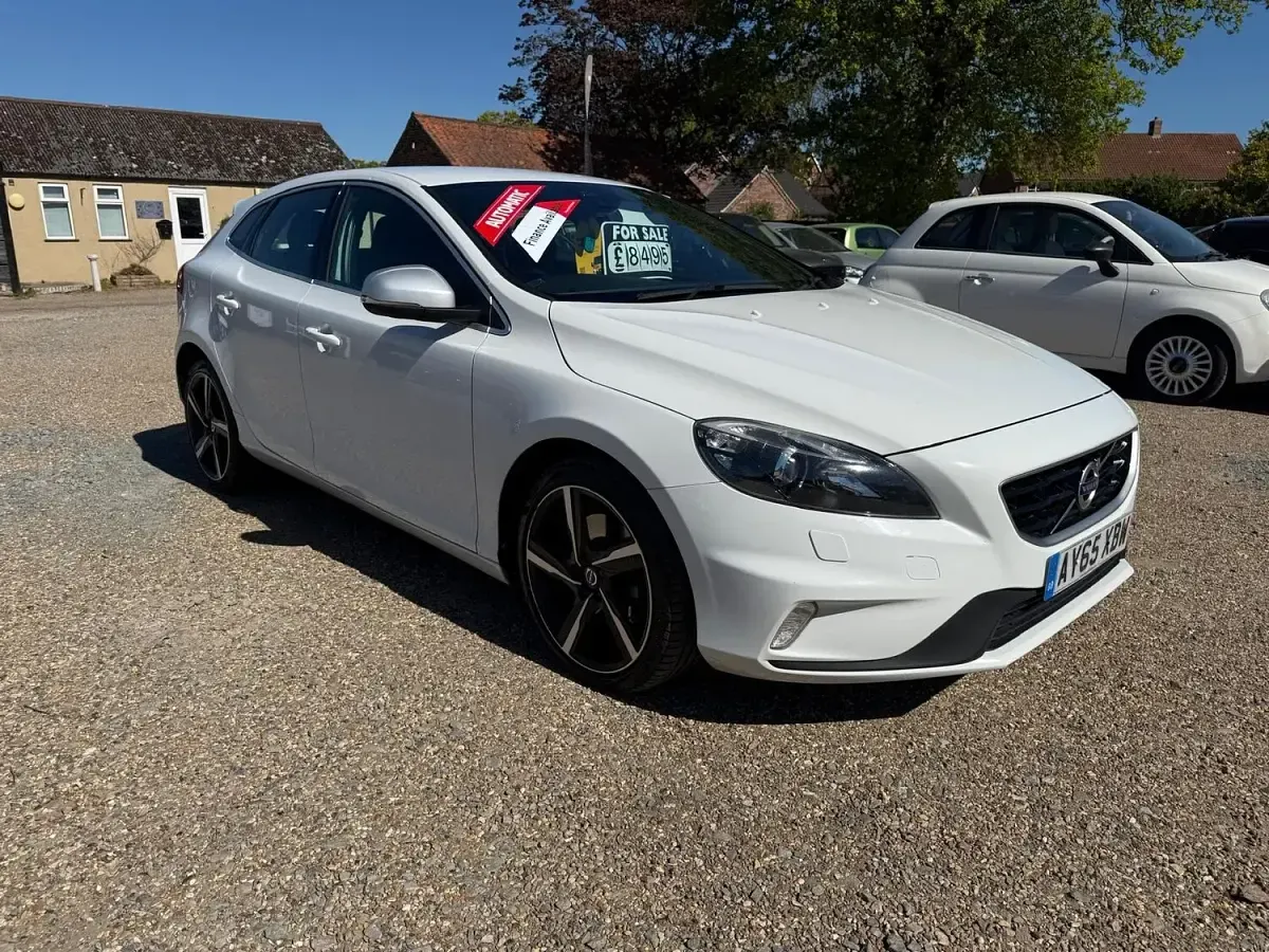 Used Volvo V40 R-Design 190 HP (139 kW) 2015 White Hatchback