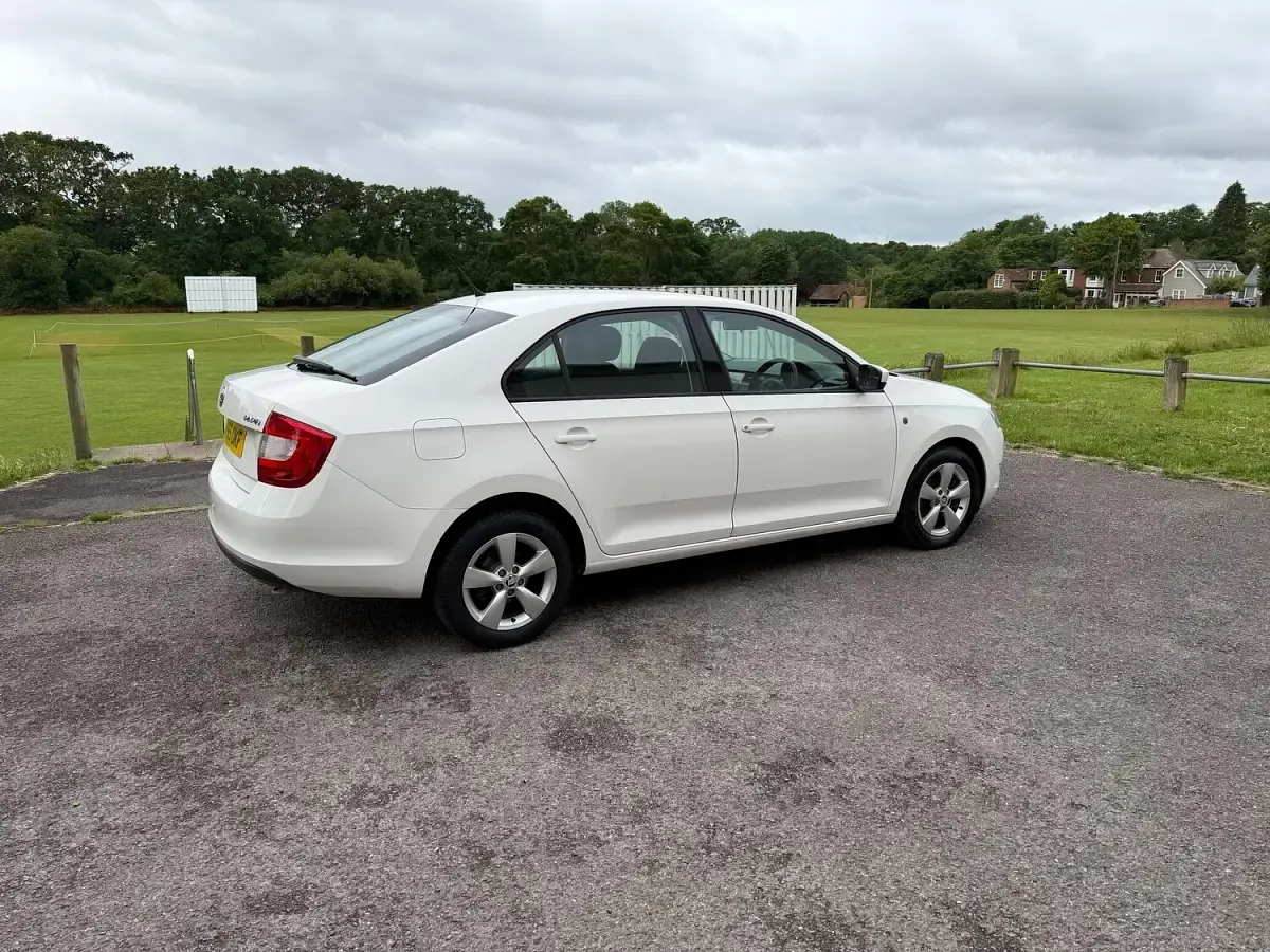 Used Skoda Rapid SE 105 HP (77 kW) 2015 White Hatchback