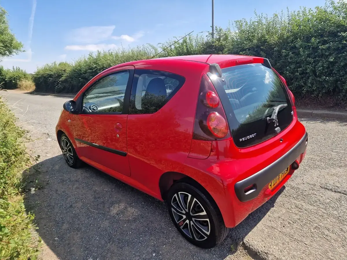 Used Peugeot 107 Active 68 HP (50 kW) 2014 Red Hatchback