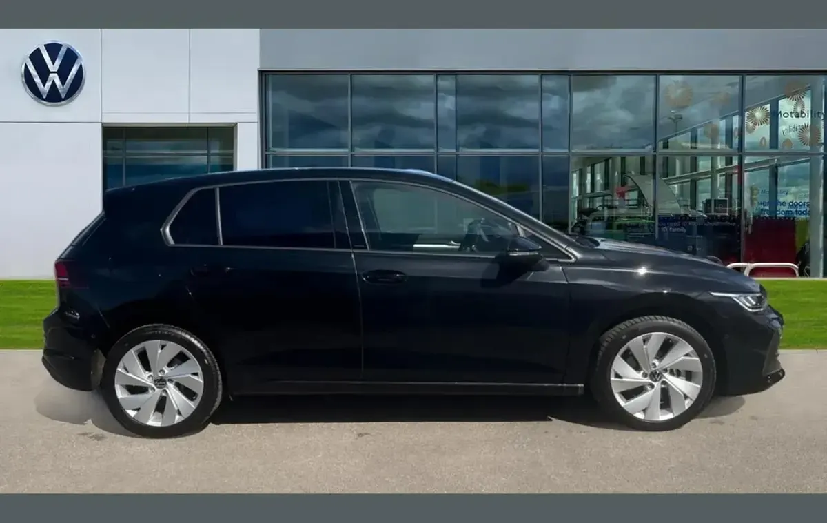 Używany VW Golf VIII Match 200 KM (147 kW) 2025 Czarny Hatchback