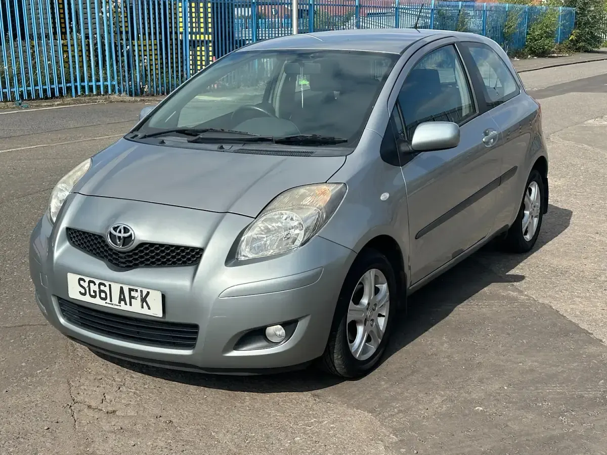 Used Toyota Yaris 69 HP (50 kW) 2011 Silver Hatchback