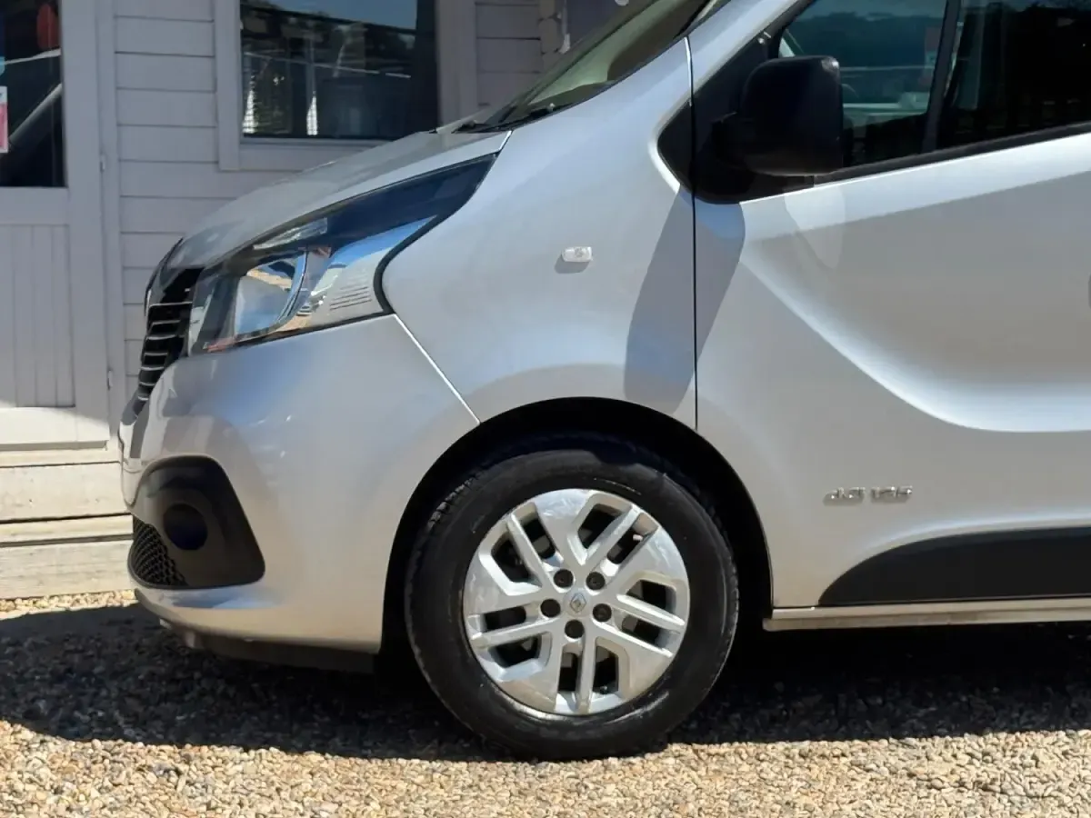 Używany Renault Trafic 2016 Srebrny Minivan