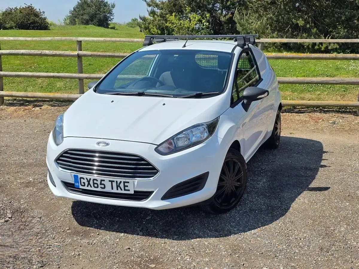Used Ford Fiesta 75 HP (55 kW) 2015 White Hatchback
