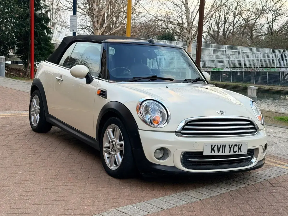 Begagnad Mini Cooper Cabriolet 2011 Vit Cab