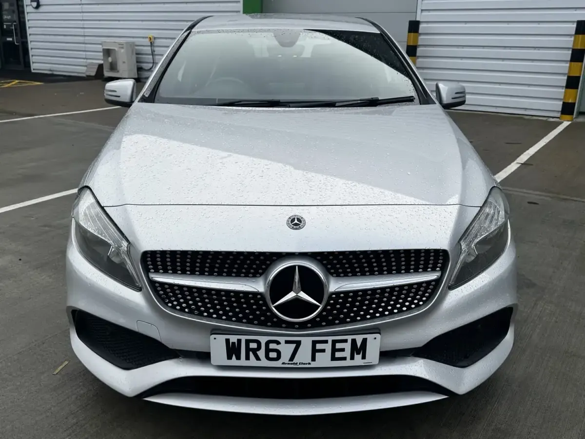 Begagnad Mercedes A180 AMG line 2017 Silver Halvkombi