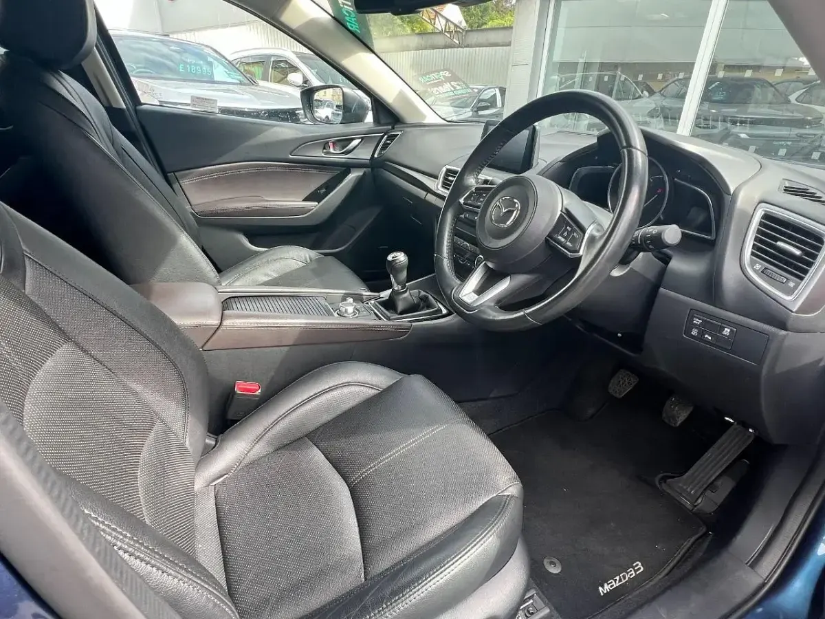 Used Mazda 3 Inclusive 119 HP (87 kW) 2018 Deep crystal blue Hatchback