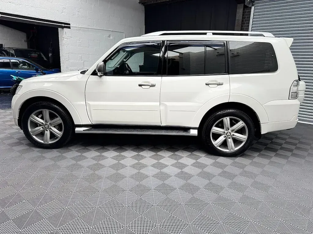 Used Mitsubishi Shogun 197 HP (144 kW) 2011 White SUV