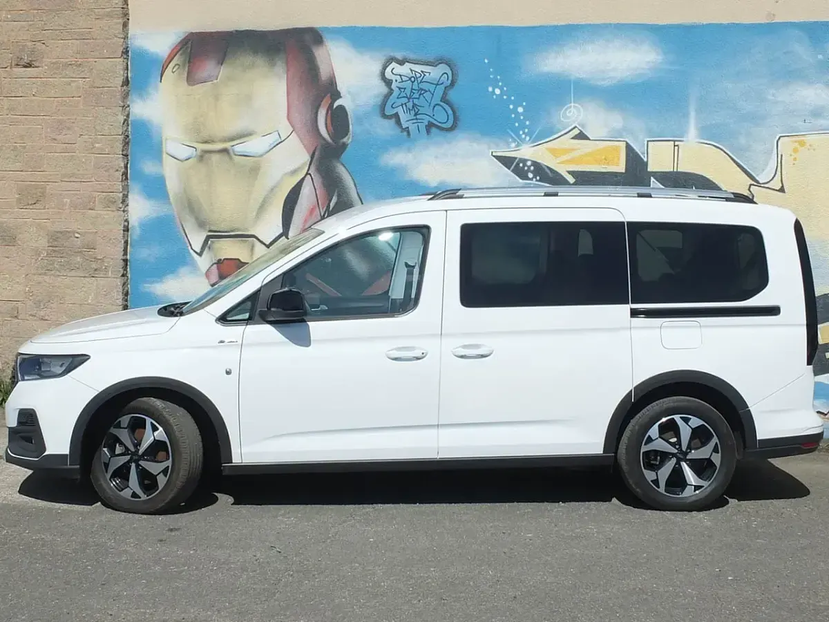 Used Ford Tourneo Connect Active 122 HP (89 kW) 2023 White MPV