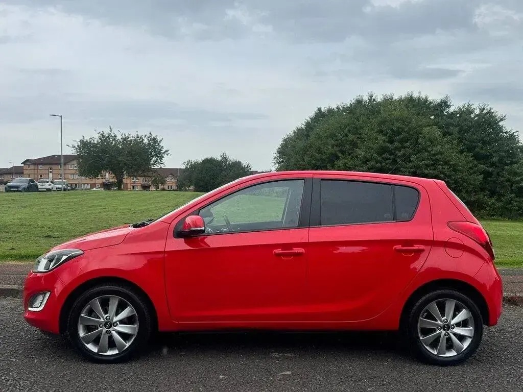 Used Hyundai i20 Style 101 HP (74 kW) 2013 Red Hatchback