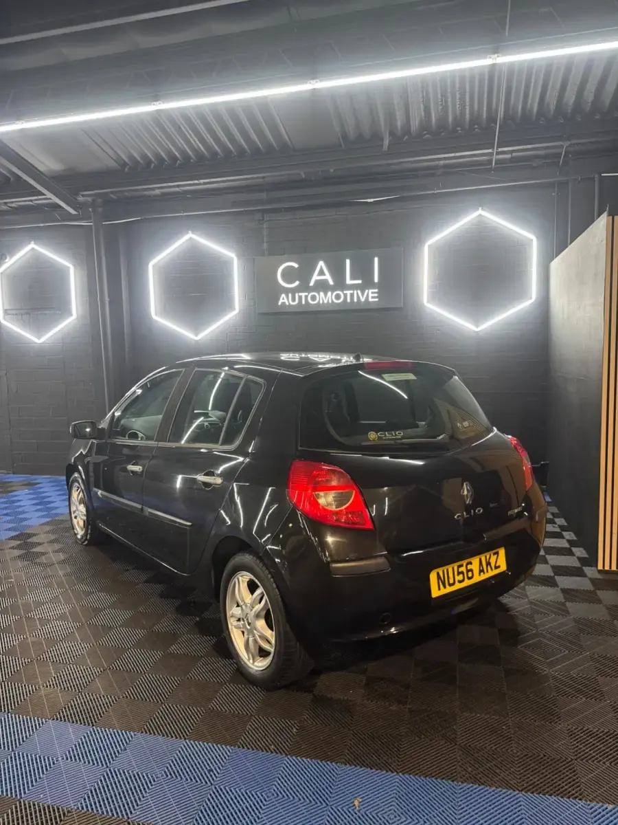 Usado Renault Clio II Dynamique 98 HP (72 kW) 2006 Preto Citadino
