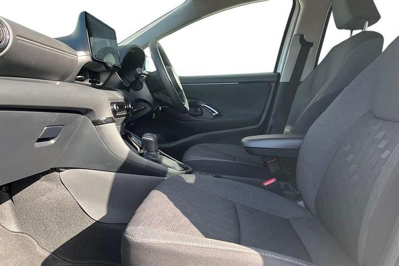 Used Toyota Yaris Hybrid Design 116 HP (85 kW) 2024 Pure white Hatchback