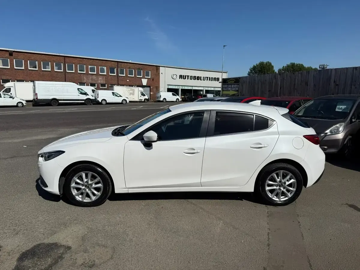 Used Mazda 3 105 HP (77 kW) 2016 White Hatchback