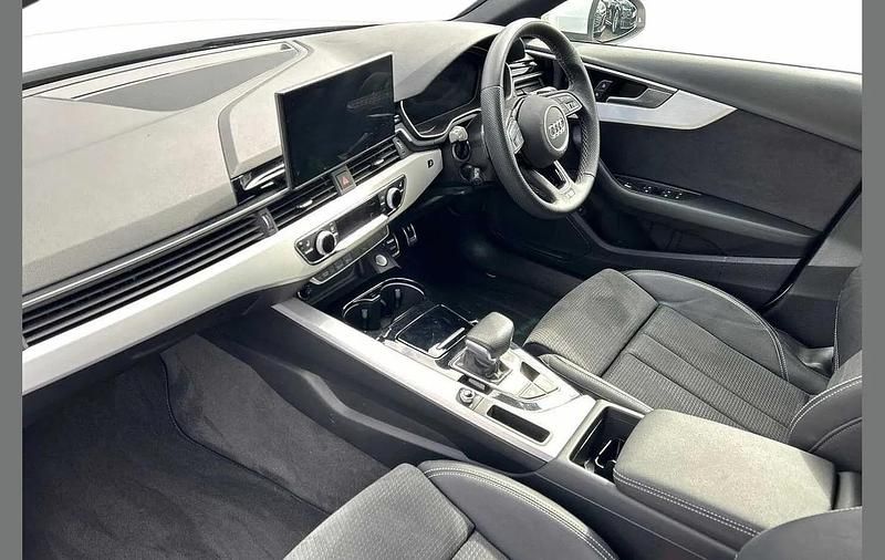 Used Audi A4 S-Line 161 HP (118 kW) 2023 White Sedan